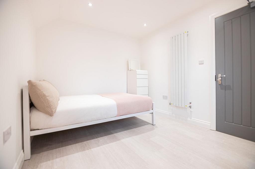 Bright, freshly decorated single bedroom with p...