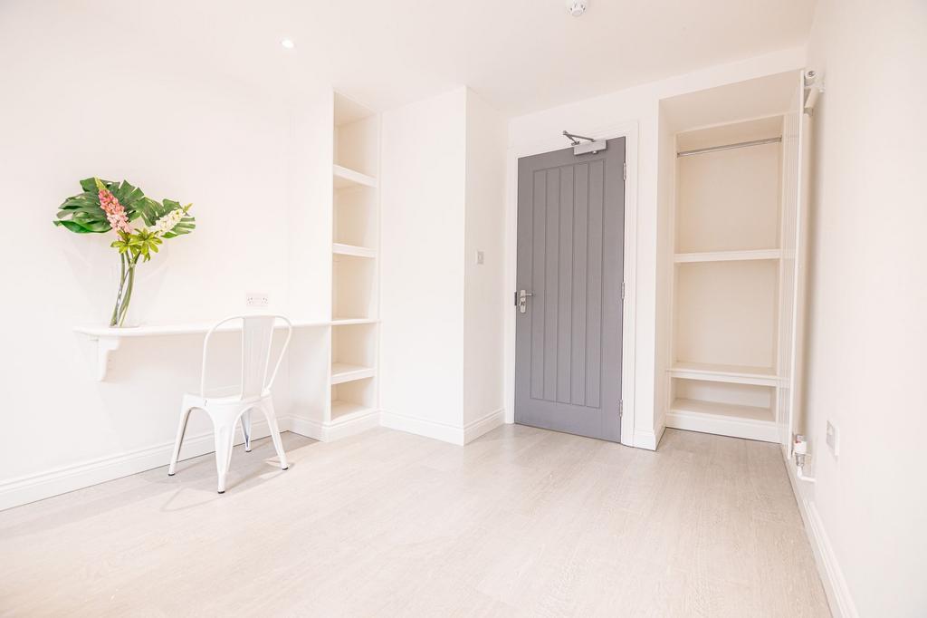 Bright, freshly decorated single bedroom with p...