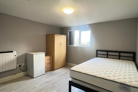 1 bedroom house of multiple occupation to rent, Biscot Road, Luton, Bedfordshire