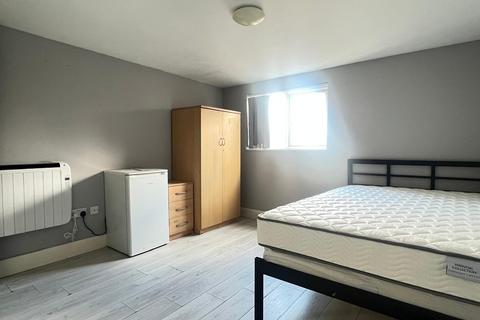 1 bedroom house of multiple occupation to rent, Biscot Road, Luton, Bedfordshire
