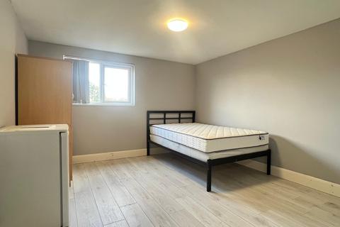 1 bedroom house of multiple occupation to rent, Biscot Road, Luton, Bedfordshire