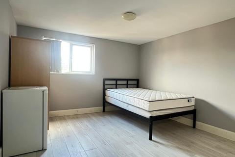 1 bedroom house of multiple occupation to rent, Biscot Road, Luton, Bedfordshire