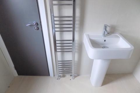 1 bedroom house of multiple occupation to rent, Biscot Road, Luton, Bedfordshire
