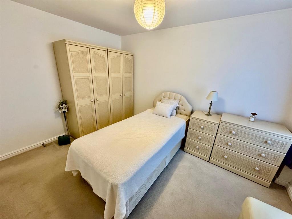 Bedroom 1b.jpg