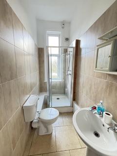 4 bedroom flat to rent, Cardigan Road, Leeds LS6