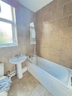 4 bedroom flat to rent, Cardigan Road, Leeds LS6