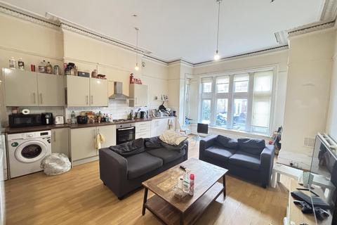 4 bedroom flat to rent, Cardigan Road, Leeds LS6