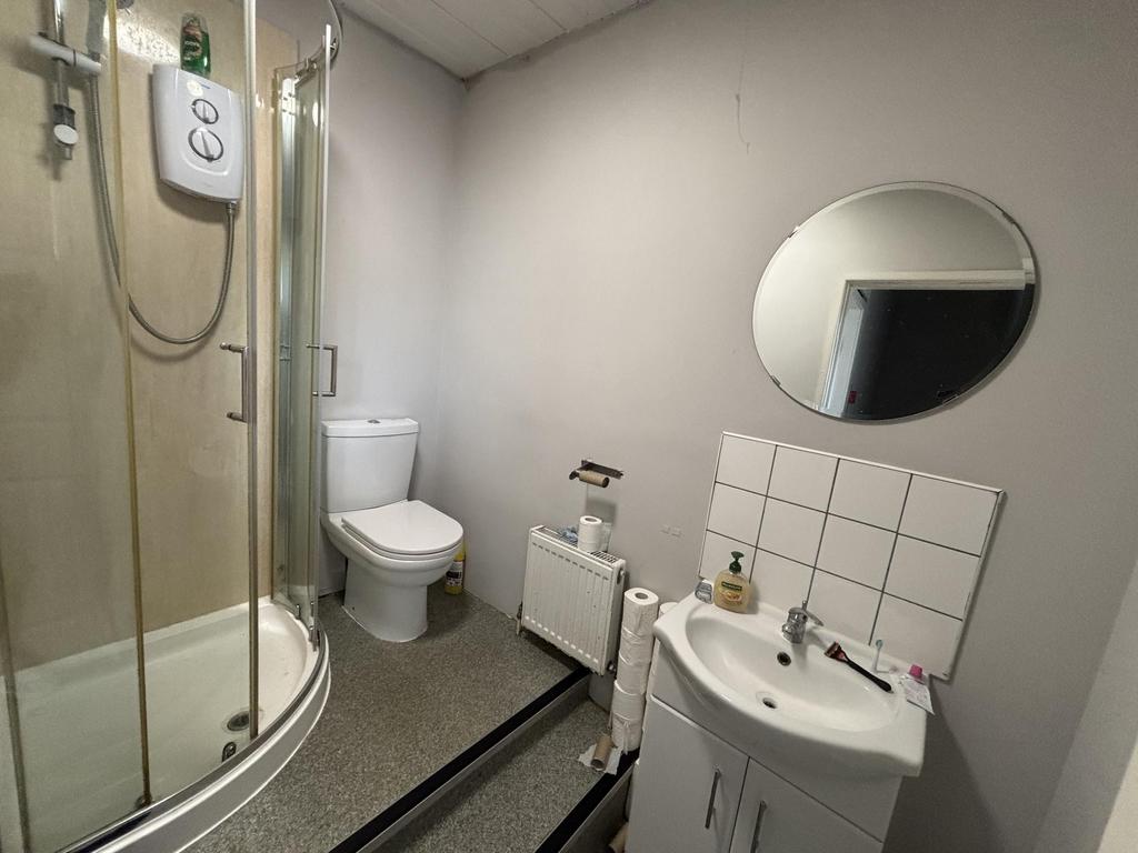 A clean and well-maintained bathroom suite feat...