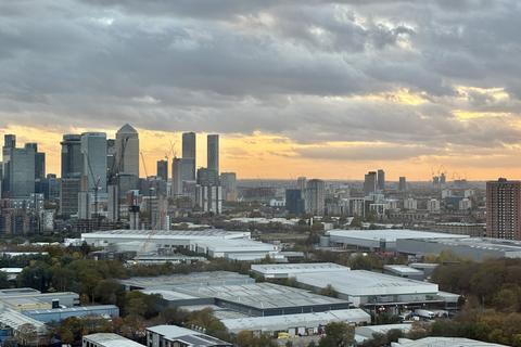 3 bedroom apartment to rent, Menara Point, London E16