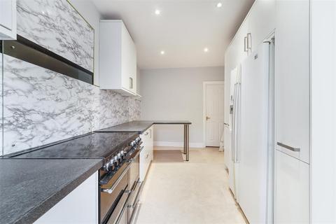 4 bedroom semi-detached house to rent, Oaks Way, Carshalton