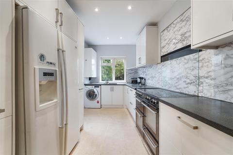 4 bedroom semi-detached house to rent, Oaks Way, Carshalton