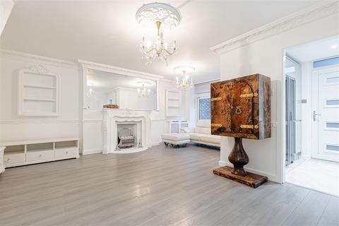 3 bedroom flat to rent, Manningford Close, London EC1V