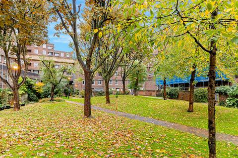 3 bedroom flat to rent, Manningford Close, London EC1V
