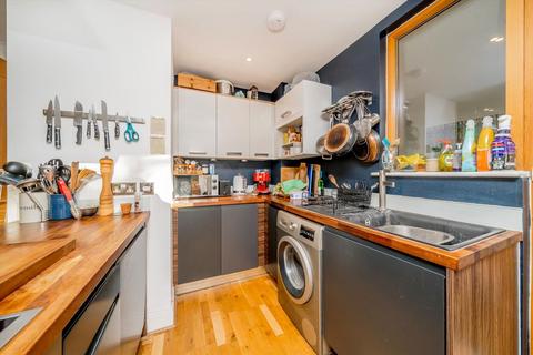 2 bedroom flat for sale, Lea Bridge Road, London E5