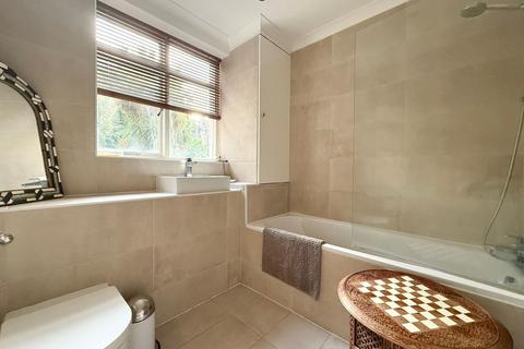 1 bedroom flat to rent, 12 Redcliffe Gardens, London SW10