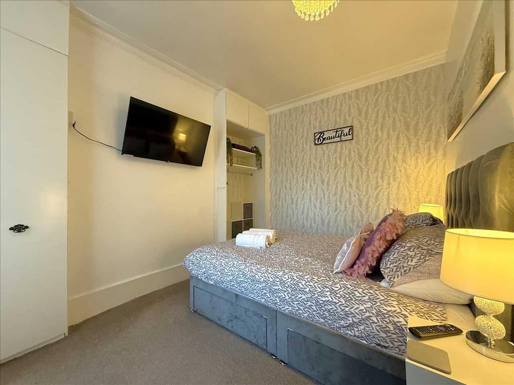 Bedroom (rear)