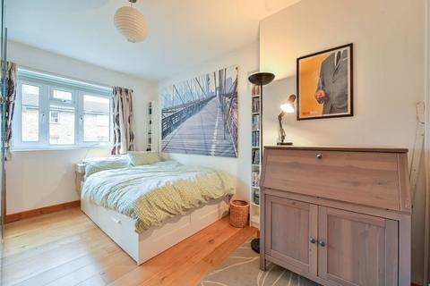 3 bedroom flat for sale, Wesley Close, Elephant and Castle, London, SE17