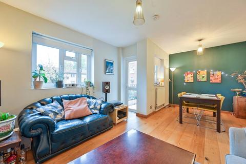 3 bedroom flat for sale, Wesley Close, Elephant and Castle, London, SE17