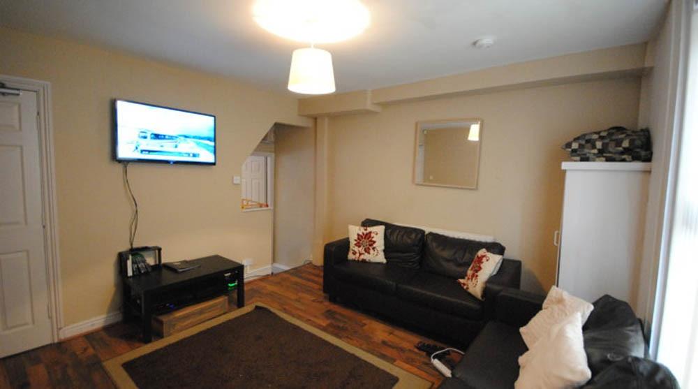 A welcoming and well-maintained living room fea...