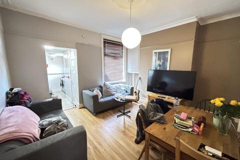 5 bedroom house to rent, Hessle View, Leeds LS6