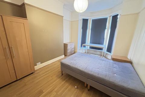 5 bedroom house to rent, Hessle View, Leeds LS6