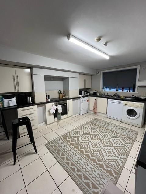 Bright and spacious kitchen with modern applian...