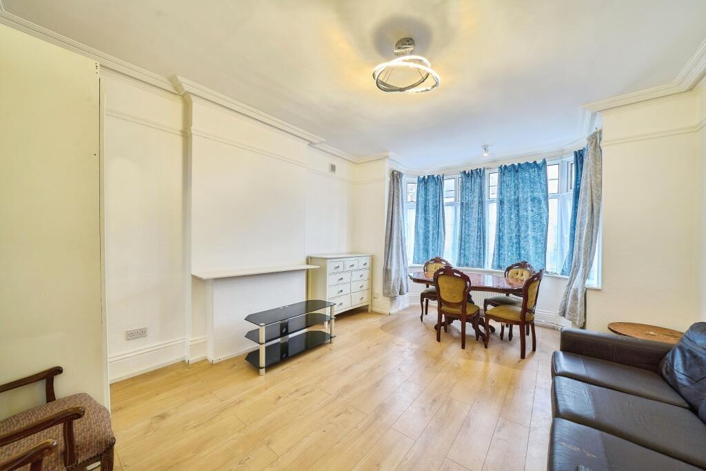Bright, well-presented living room with bay win...