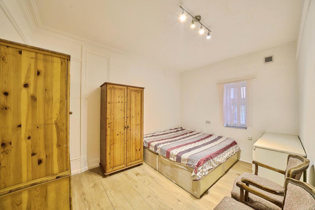 Bright, neatly presented double bedroom with wo...