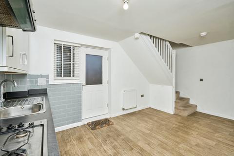 2 bedroom house to rent, Captains Parade, PO32