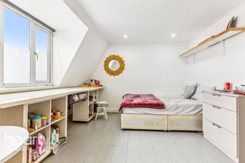 3 bedroom apartment to rent, Hornsey Road, LONDON