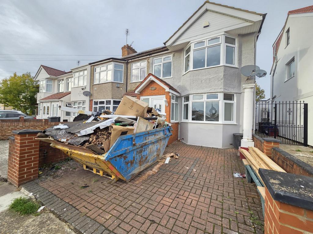4 bed semi-detached house to rent Rosemary Avenue