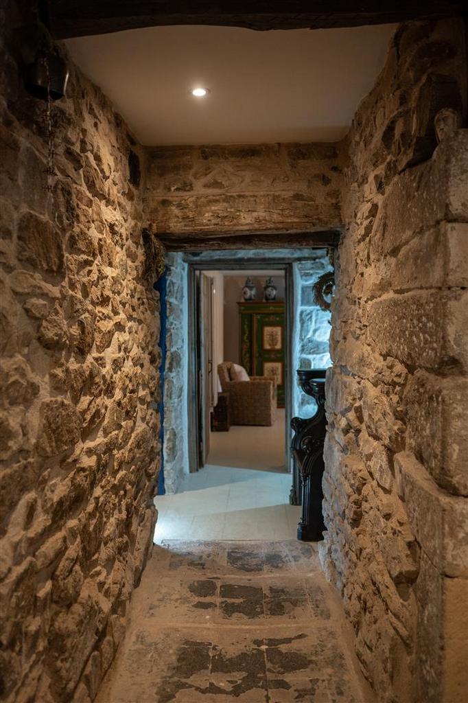 Side hall