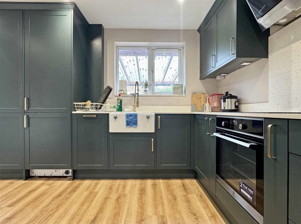 Kitchen b.jpg