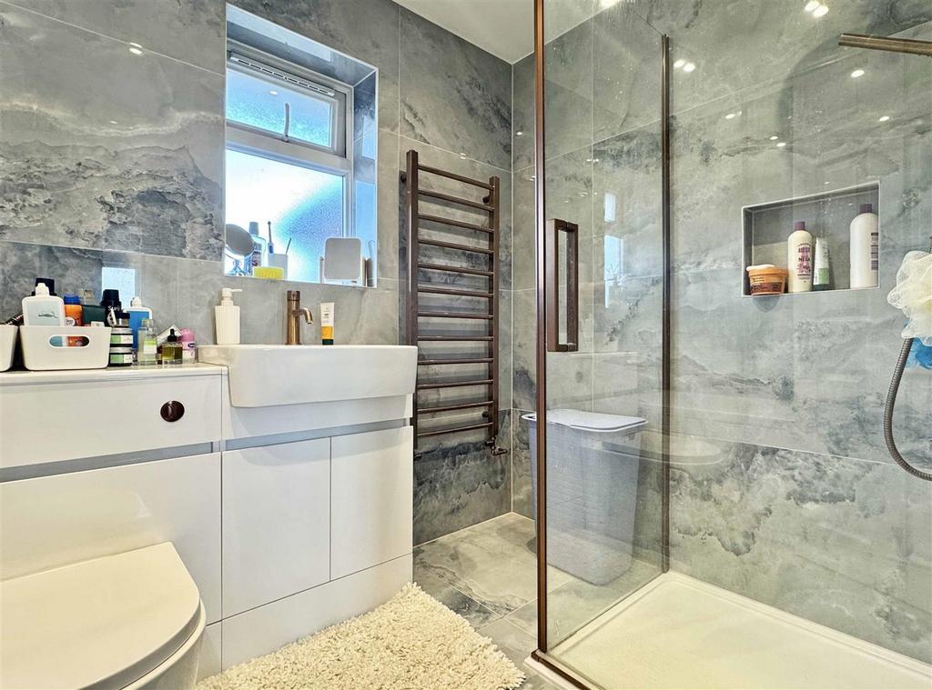 Bathroom b.jpg