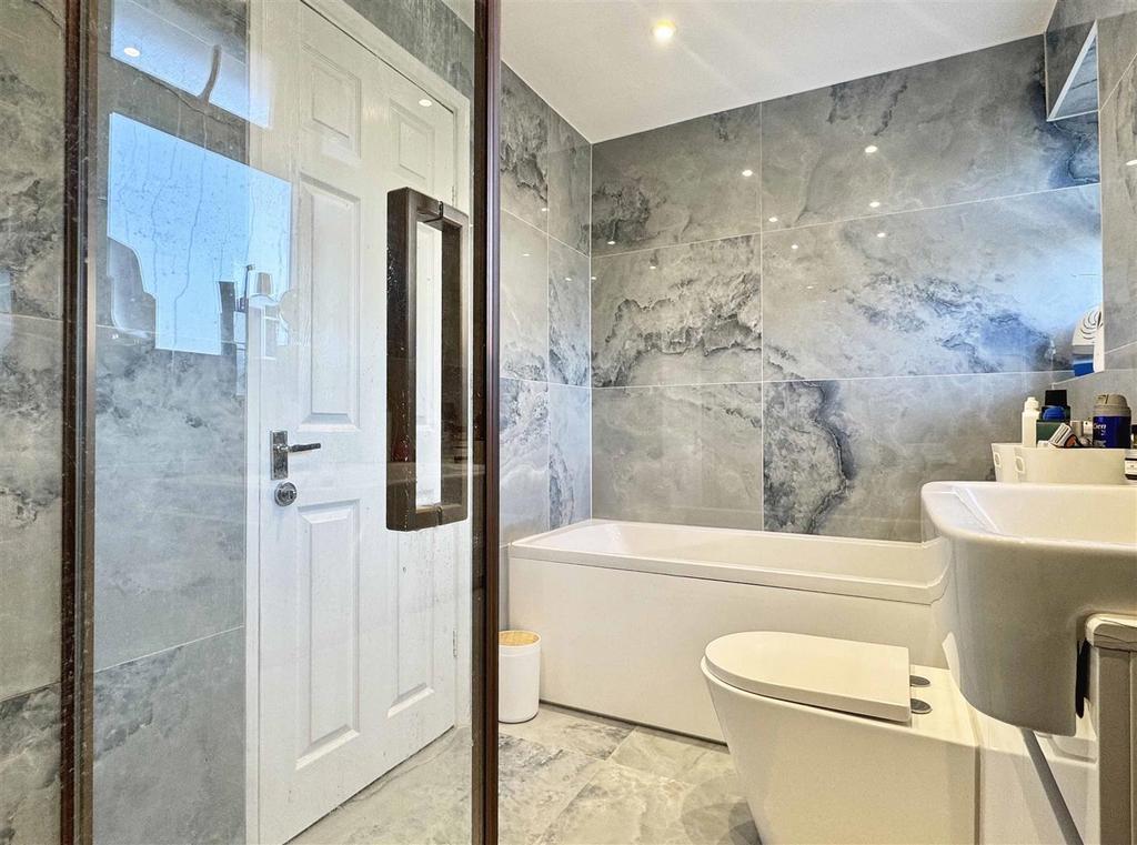 Bathroom c.jpg