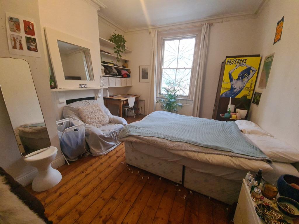 A cozy double bedroom featuring a comfortable d...