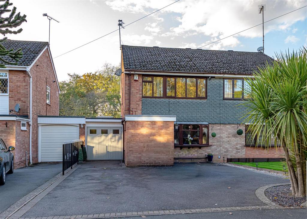 13 Eversley Grove-19.jpg