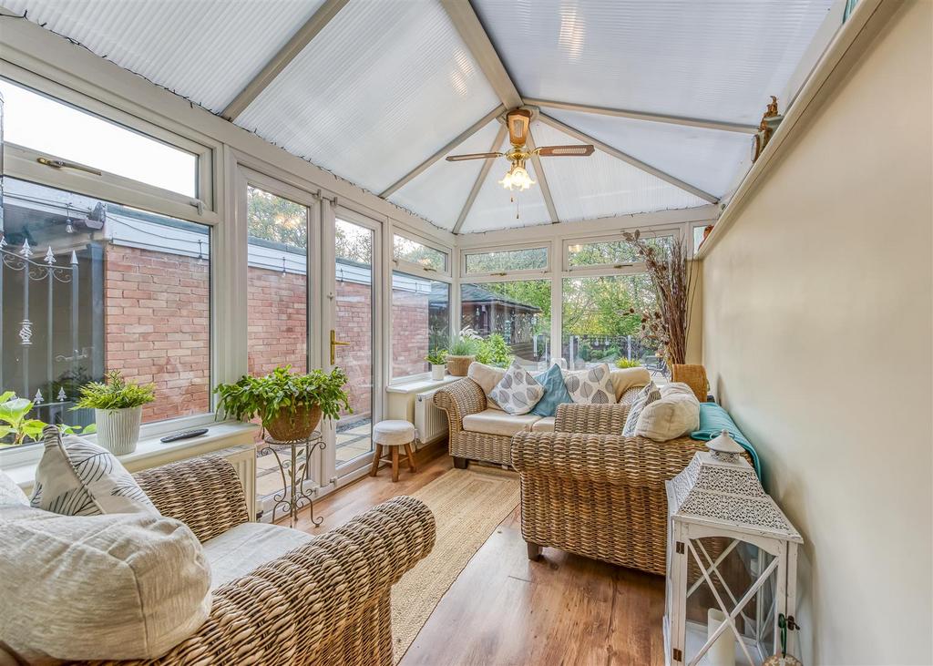 13 Eversley Grove-12.jpg