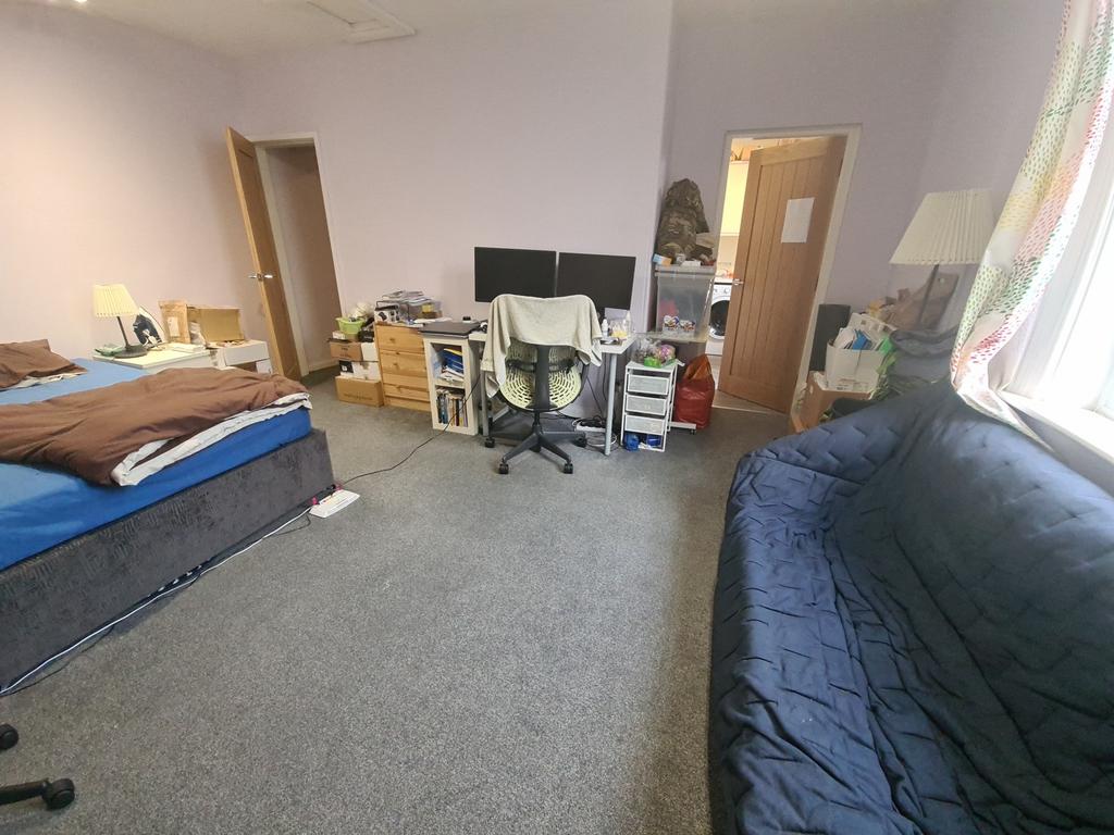 Spacious, well-kept double bedroom with a comfo...