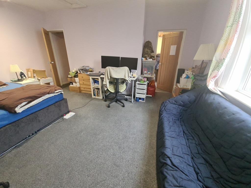 Bright, well-furnished double bedroom with a la...