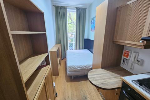 Studio to rent, Cartwright Gardens, Bloomsbury, WC1H