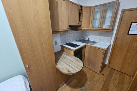 Studio to rent, Cartwright Gardens, Bloomsbury, WC1H