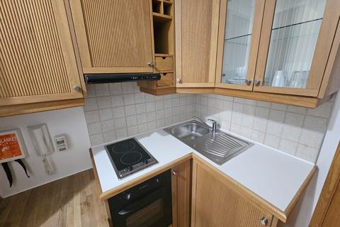 Studio to rent, Cartwright Gardens, Bloomsbury, WC1H