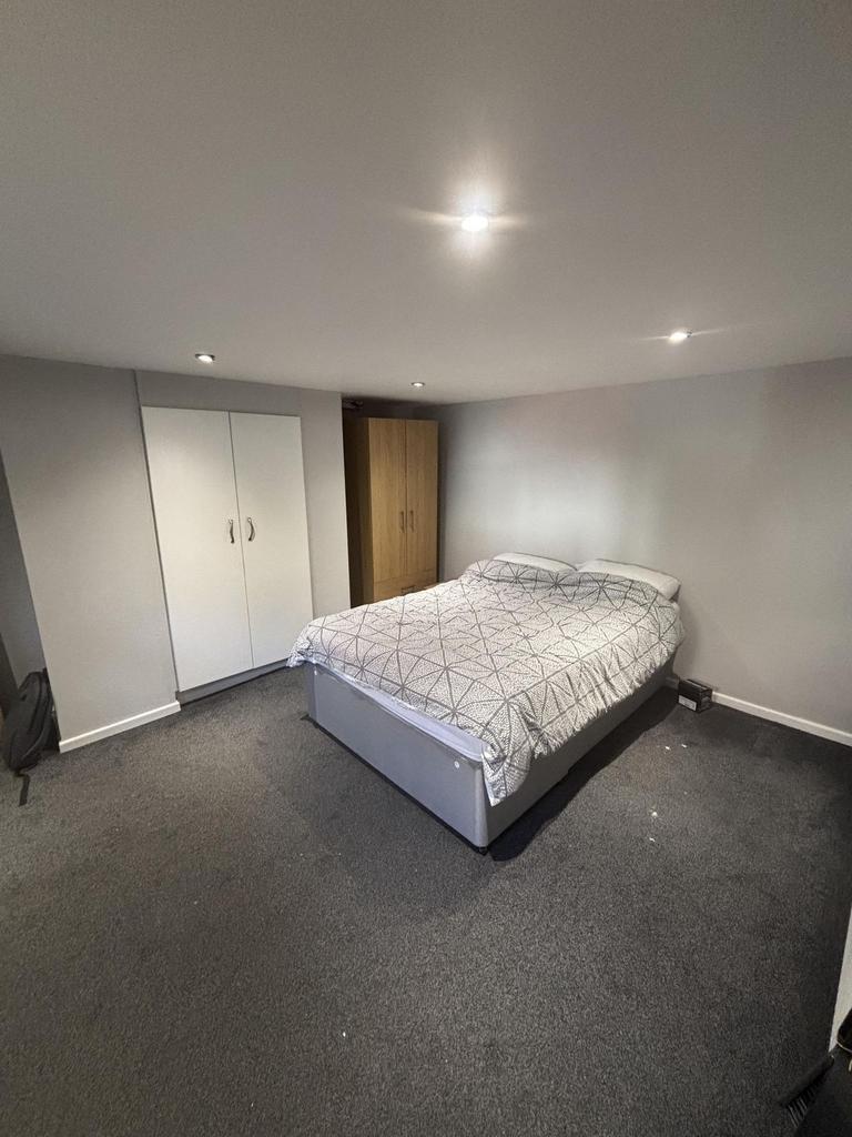 A clean and well-maintained double bedroom feat...