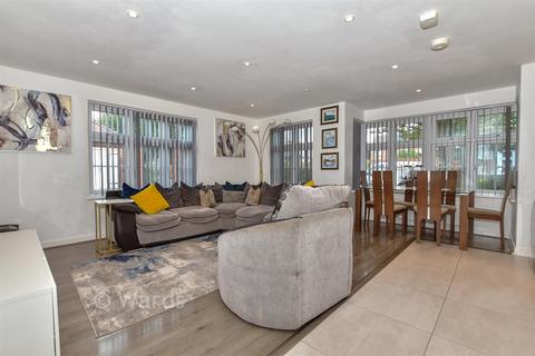 1 bedroom ground floor flat for sale, Cobnut Avenue, Maidstone, Kent