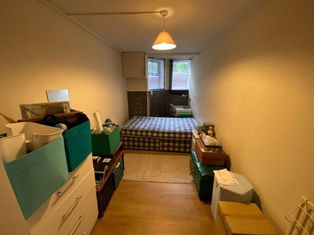 A simple and functional single bedroom featurin...