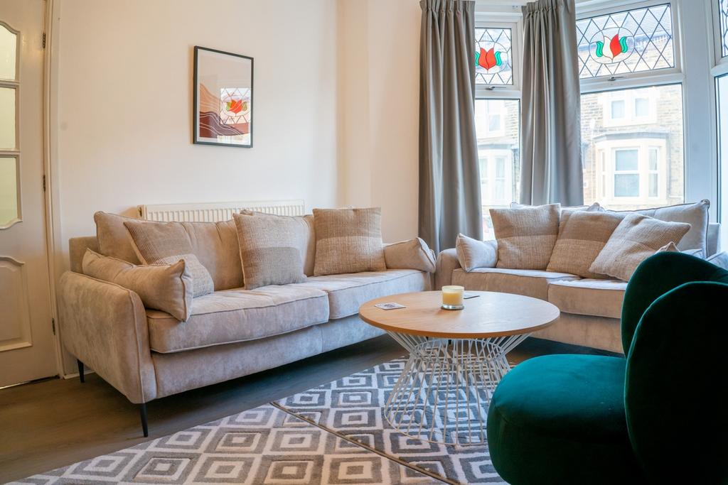 A beautifully decorated large modern living roo...