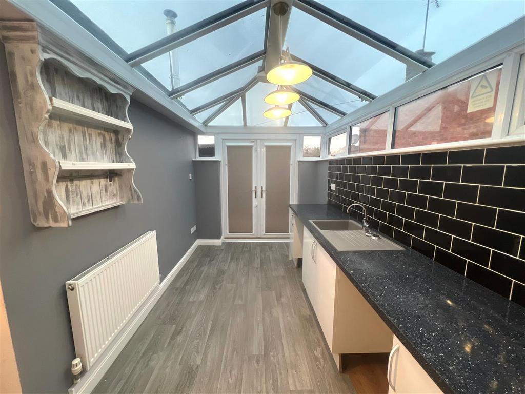 Kitchen 2.jpg