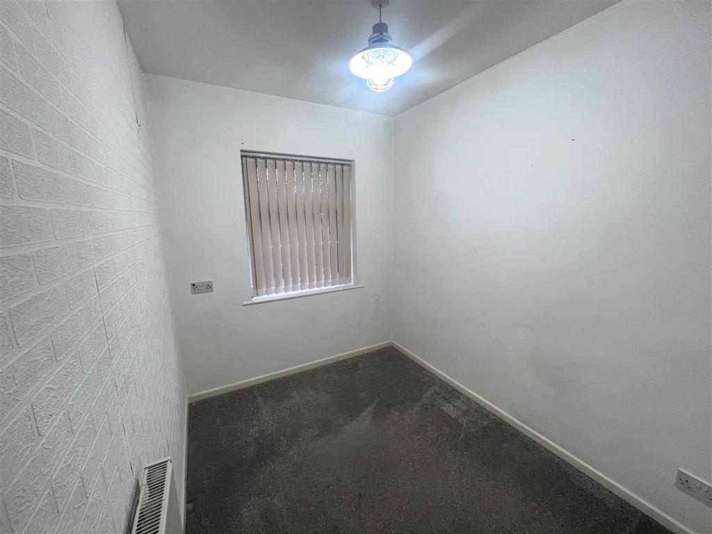 BACK BEDROM.jpg