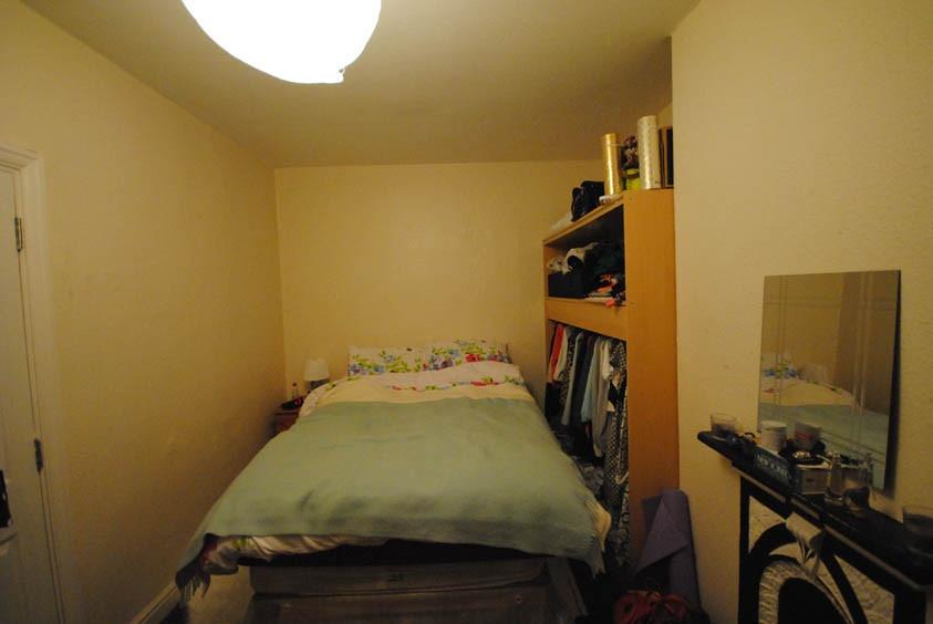 A cozy double bedroom featuring a comfortable b...